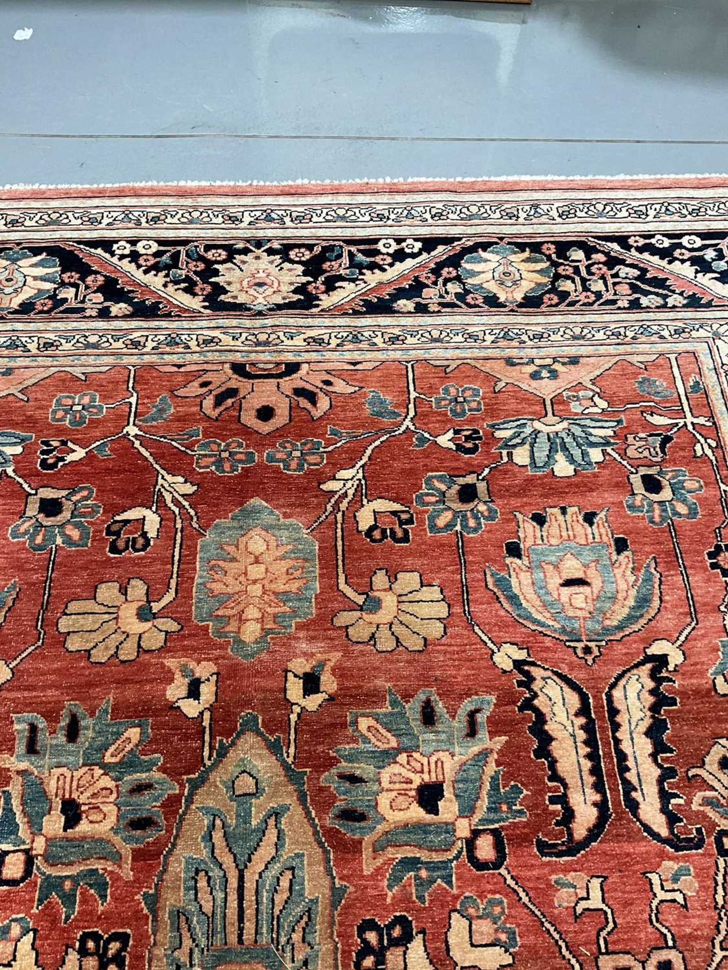 A large brick red ground Serapi-style carpet , 20th century, with central boss and geometric flowers - Bild 8 aus 18