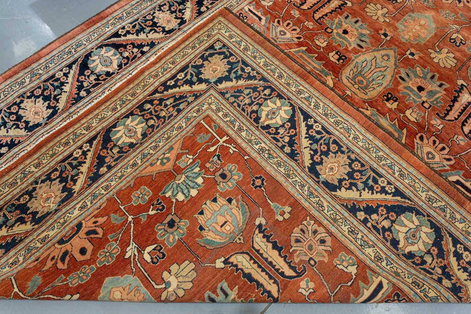 A large brick red ground Serapi-style carpet , 20th century, with central boss and geometric flowers - Bild 4 aus 18