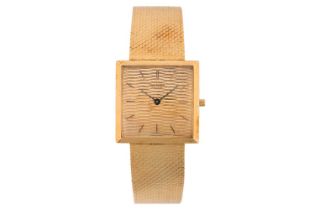 A Universal Genève Ultra-thin hand-wound 18ct gold gentleman's dress watch. Model: 18204/1TF Serial: