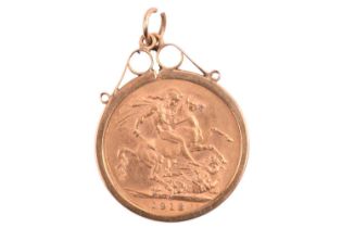 A George V full sovereign, 1913, in a 9ct yellow gold pendant mount with scrolled surmount, total