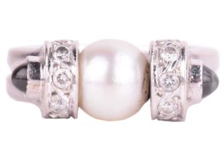 A cultured pearl fidget ring, the round pearl of 7.2 mm with silver body colour, set between