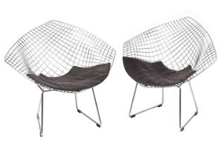 A pair of diamond-style chairs, after Harry Bertoia for Knoll, 79 cm x 86 cm wide.