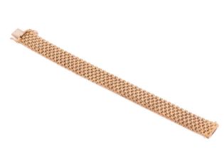 A gold mesh bracelet, measuring 15.5mm and 19cm in length with a woven articulated link in yellow