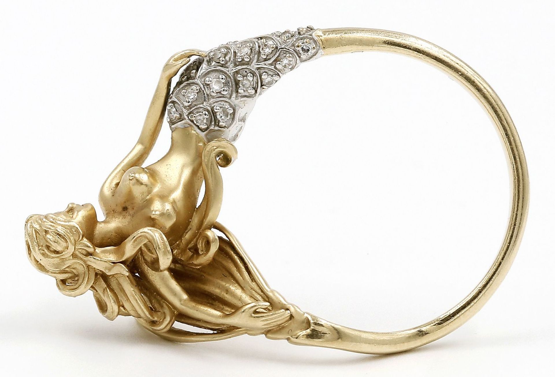 Ausgefallener Ring mit plastischer Darstellung einer Meerjungfrau. - Image 2 of 2