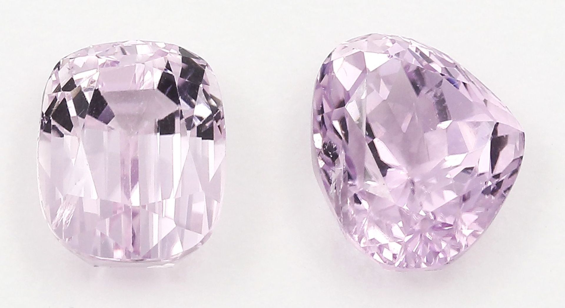 Zwei Kunzite, zus. ca. 30,9 ct.