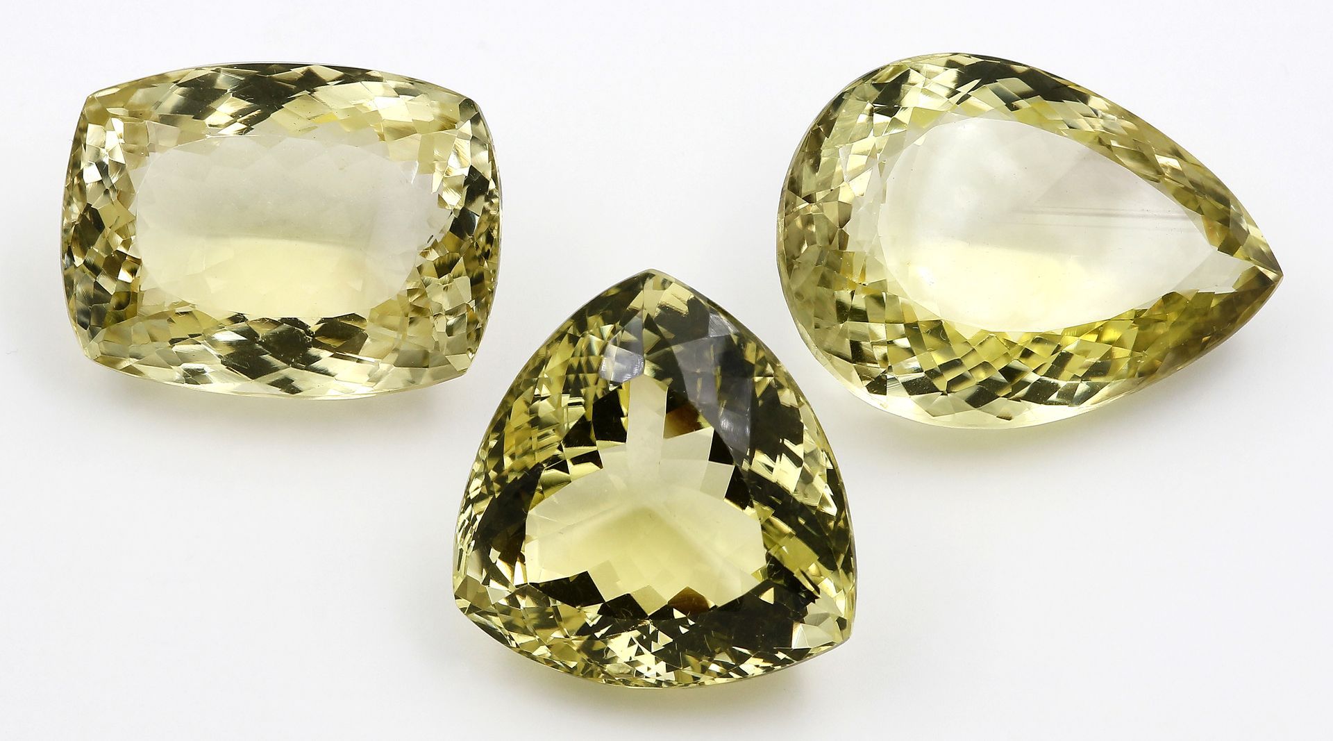 Drei große, qualitätvolle Lemoncitrine, zus. ca. 260 ct.