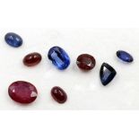 Je vier Rubine und blaue Saphire, zus. ca. 8,8 ct.