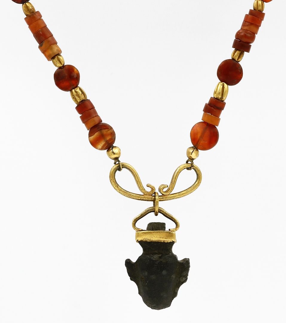 Collier mit Herzamulett.