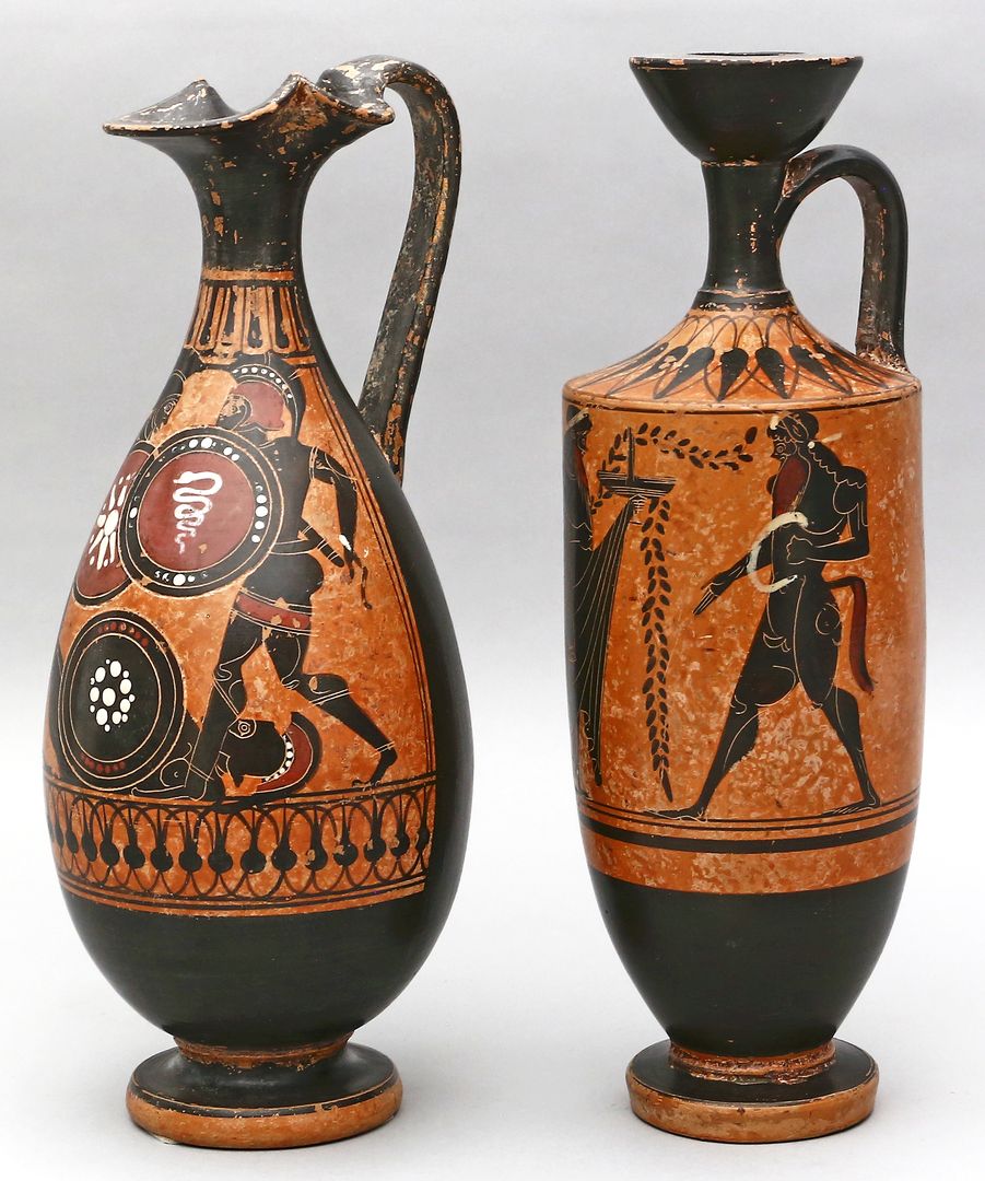 2 Vasen im antiken Stil.