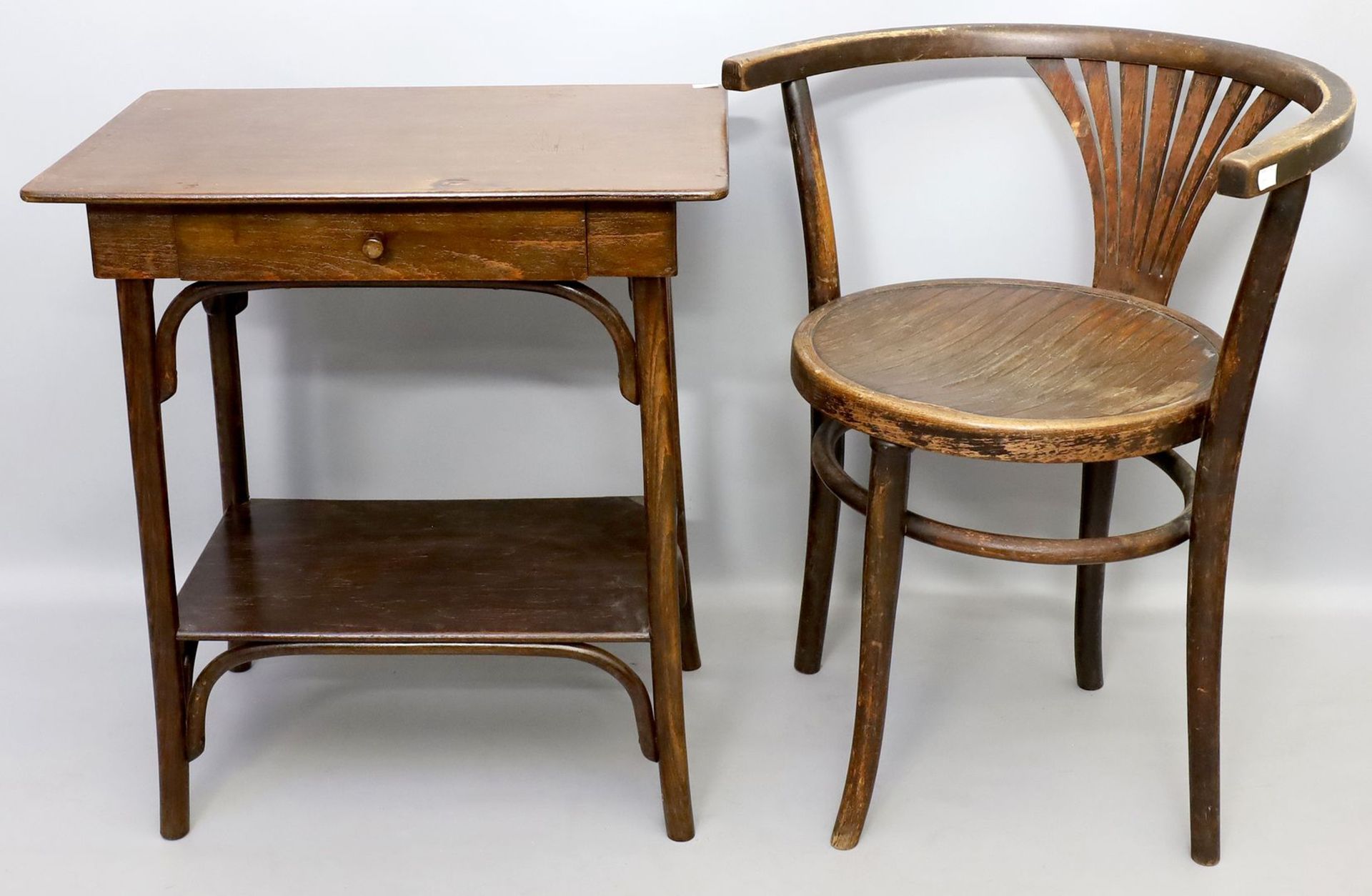 Beistelltisch und Thonet-Stuhl.