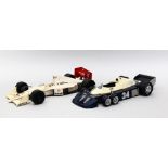 2 Modelautos " McLaren MP4" und "Tyrell P34" 1:12.