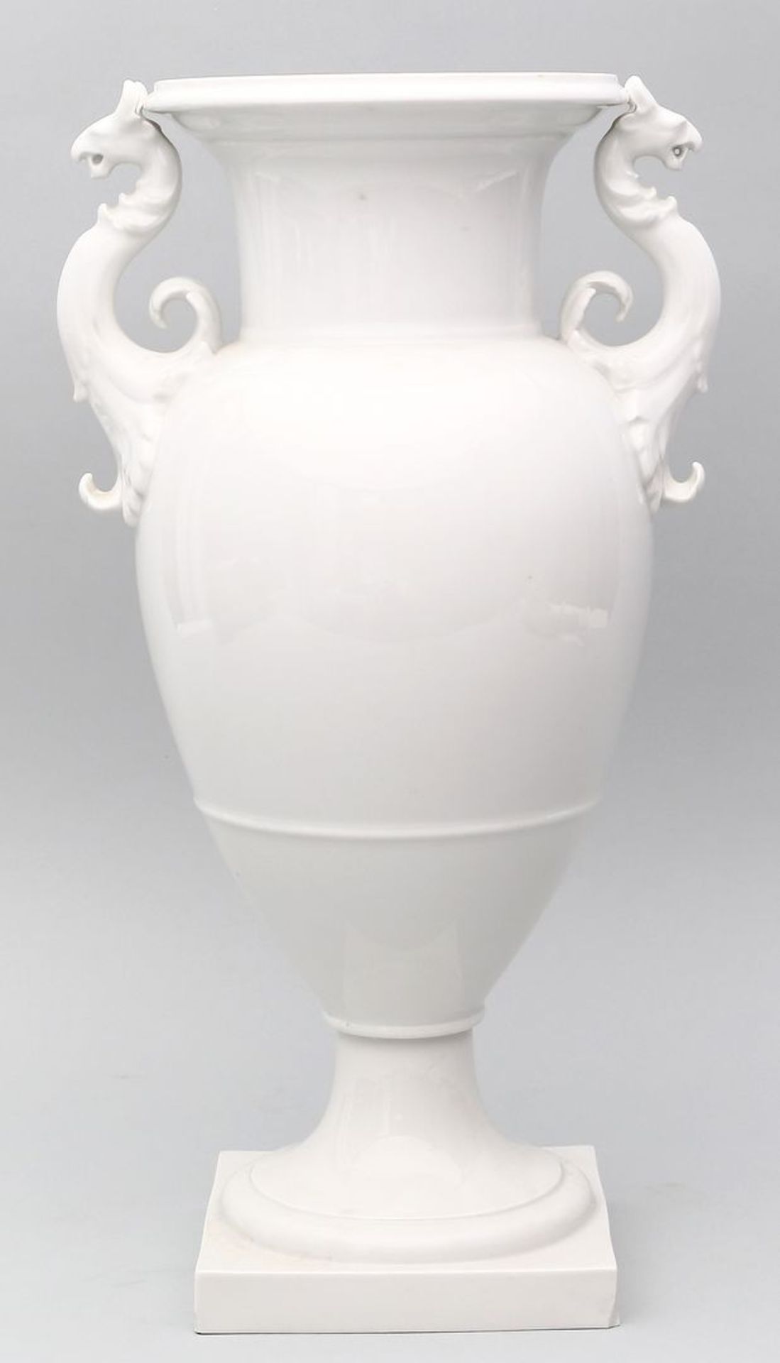 Französische Vase mit Greifenhenkeln, KPM Berlin.