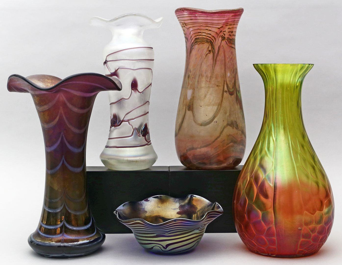 4 Vasen und Schale im Stil des Jugendstils.
