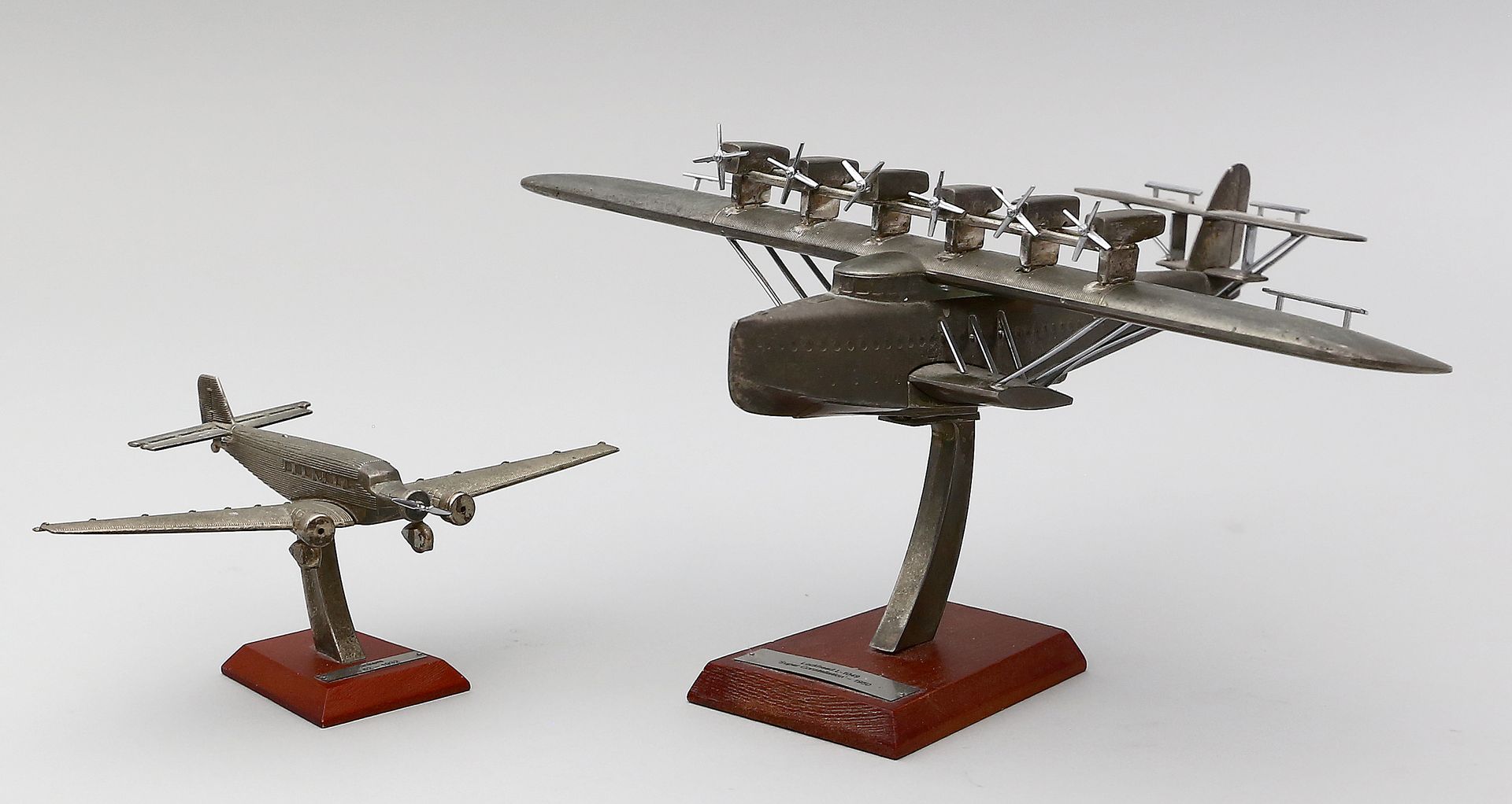 2 Flugzeugmodelle "Lockheed" und "Junkers".