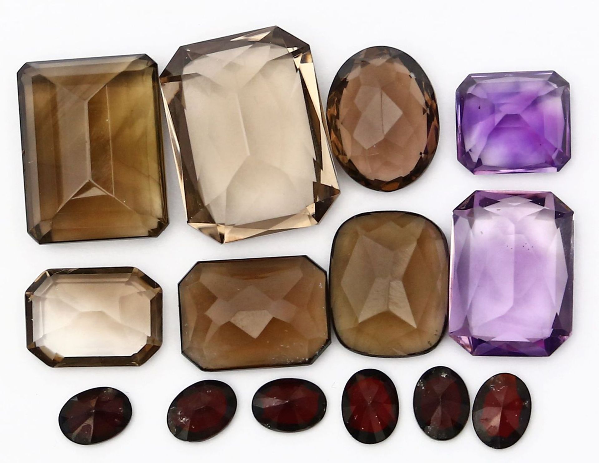 Konvolut Rauchquarze, Amethyste und Granate, zus. ca. 111 ct.