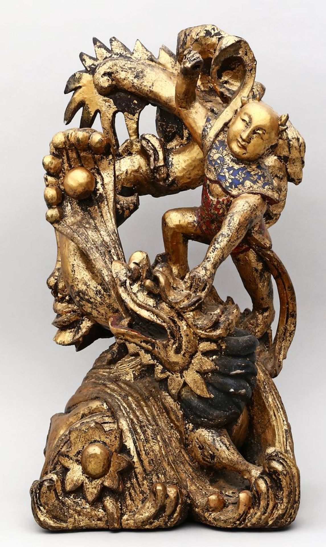 Skulptur eines Drachenreiters.