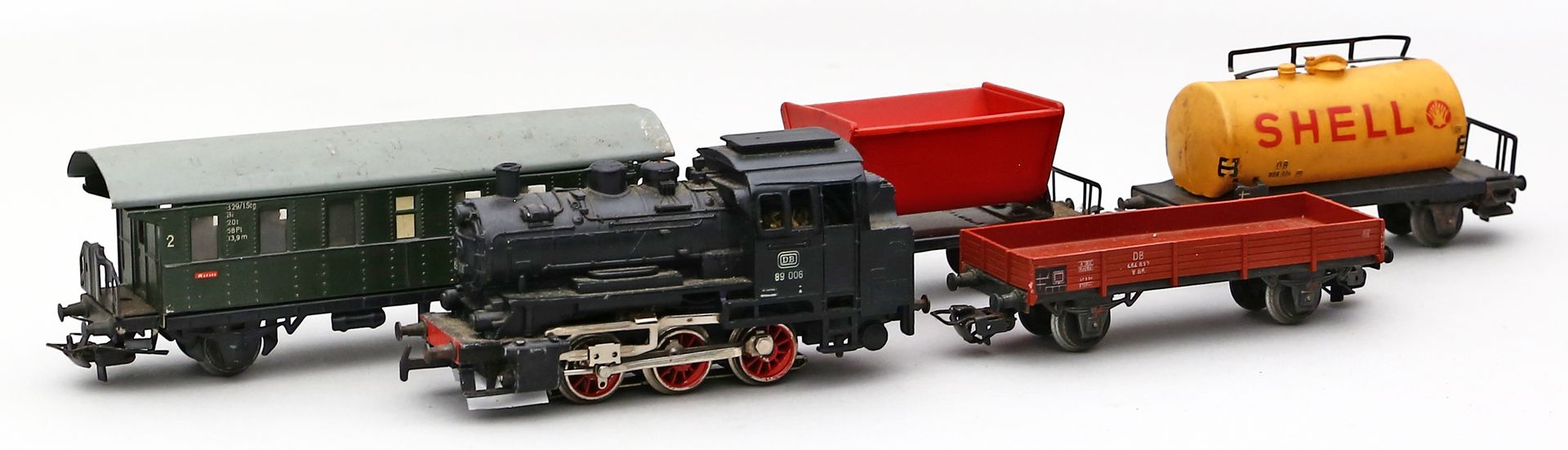 Personenwagen, 2 offene Güterwagen, Rangierlok und Tankwagen, Märklin H0.