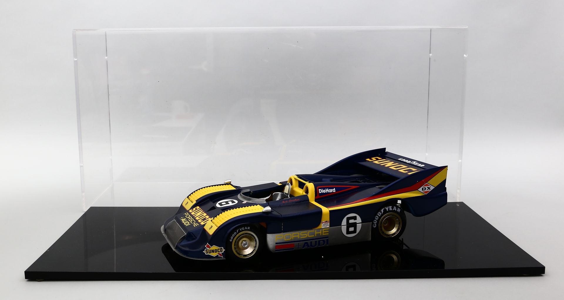 Modellauto "Rennwagen Porsche 917/30 von 1972" 1:12.