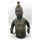 Skulptur eines Königs im Benin-Stil.