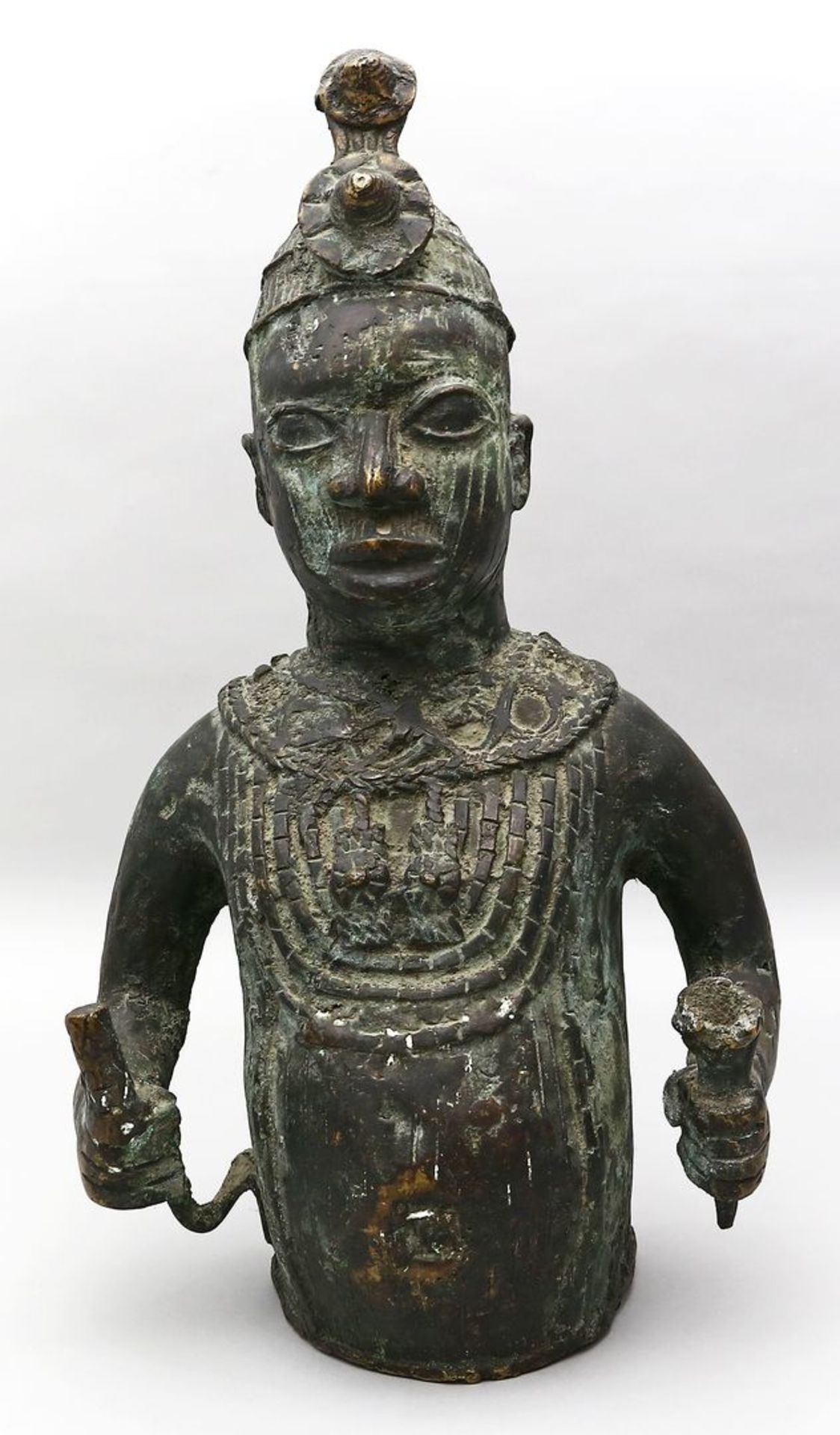 Skulptur eines Königs im Benin-Stil.