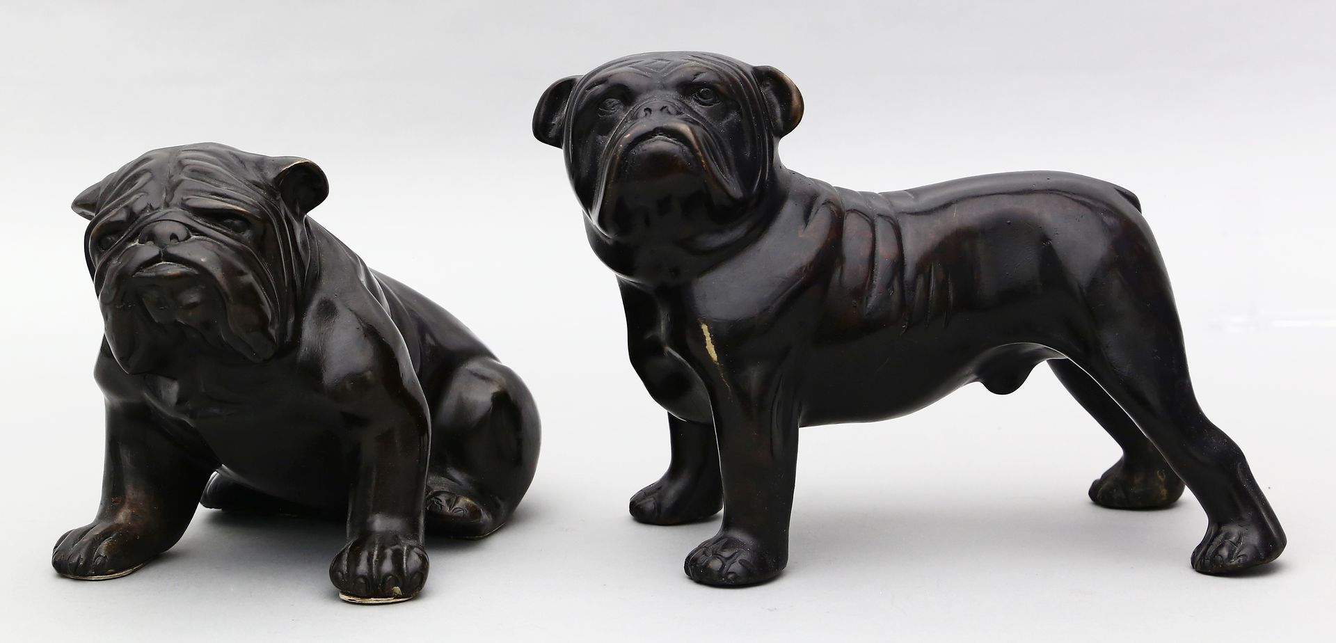 Skulptur einer stehenden und sitzenden Bulldogge.
