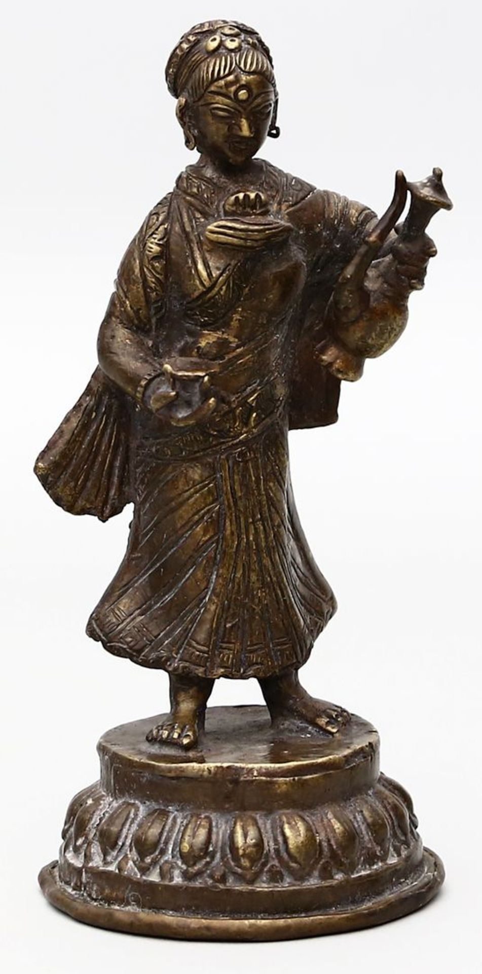 Darstellung einer weiblichen Figur mit Kanne und Schale.