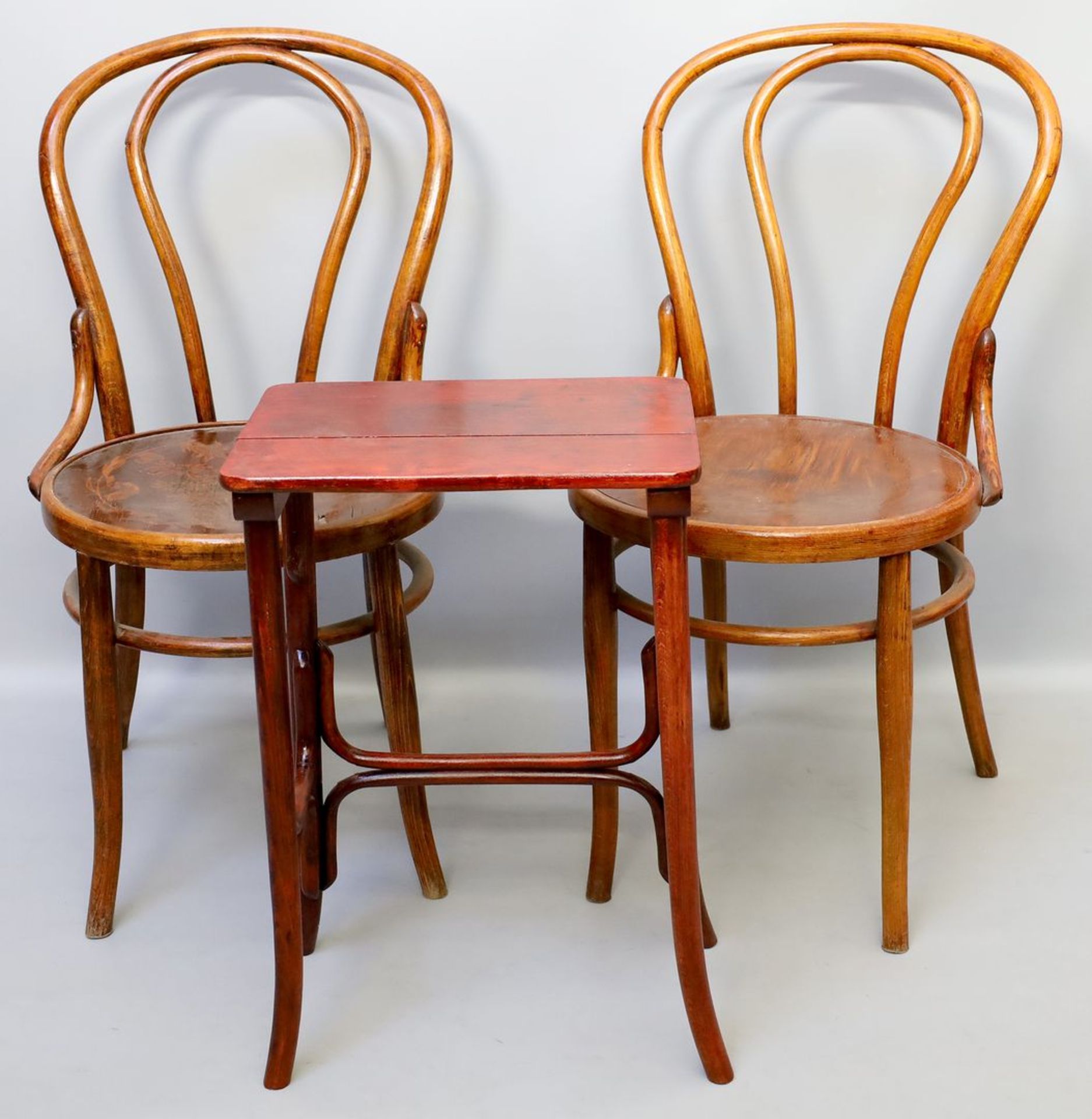 Paar Kaffeehausstühle und Thonet-Beistelltisch.