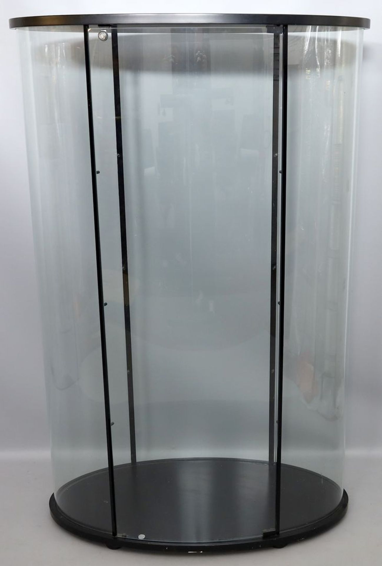 Ovale Vitrine.