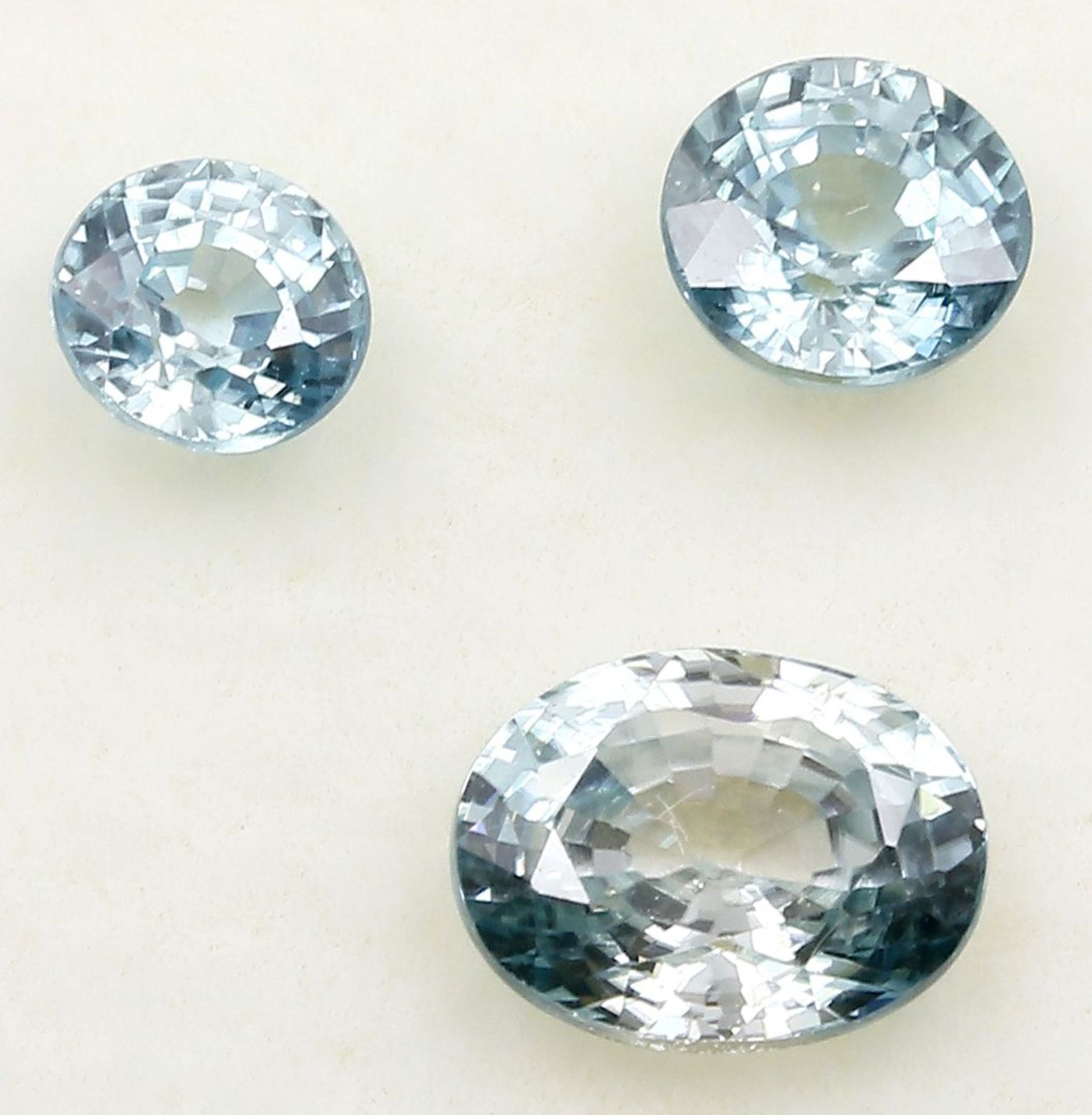 3 blaue Zirkone, zus. 5,9 ct.