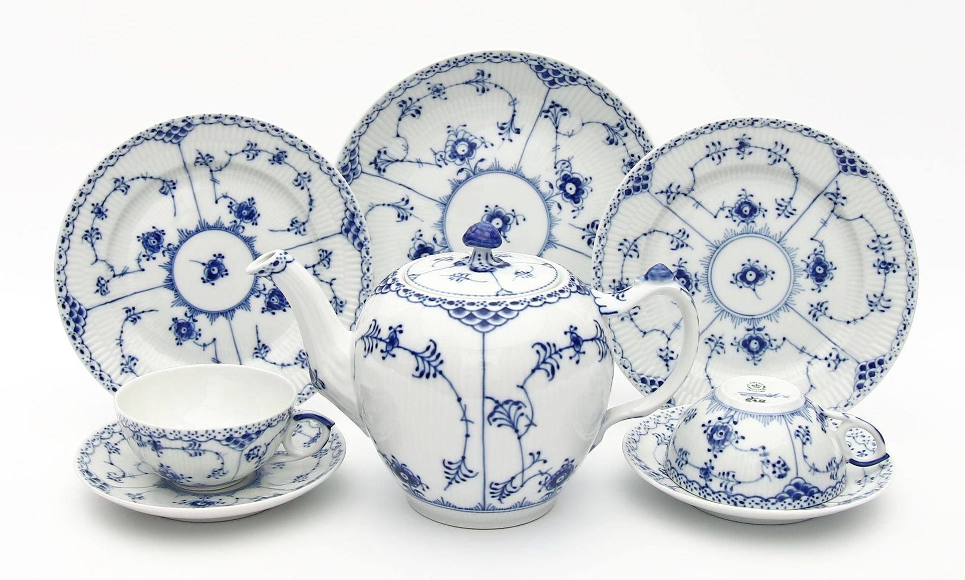 Teekanne, zwei Teegedecke und Gebäckschale, Royal Copenhagen.