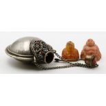 Kleines Snuffbottle und 2 Miniatur-Buddhas.