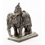 Massive Silberskulptur "Elefant" als Tischkartenhalter.