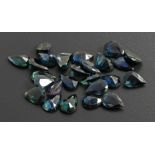 25 blaue Saphire, zus. 26,25 ct.