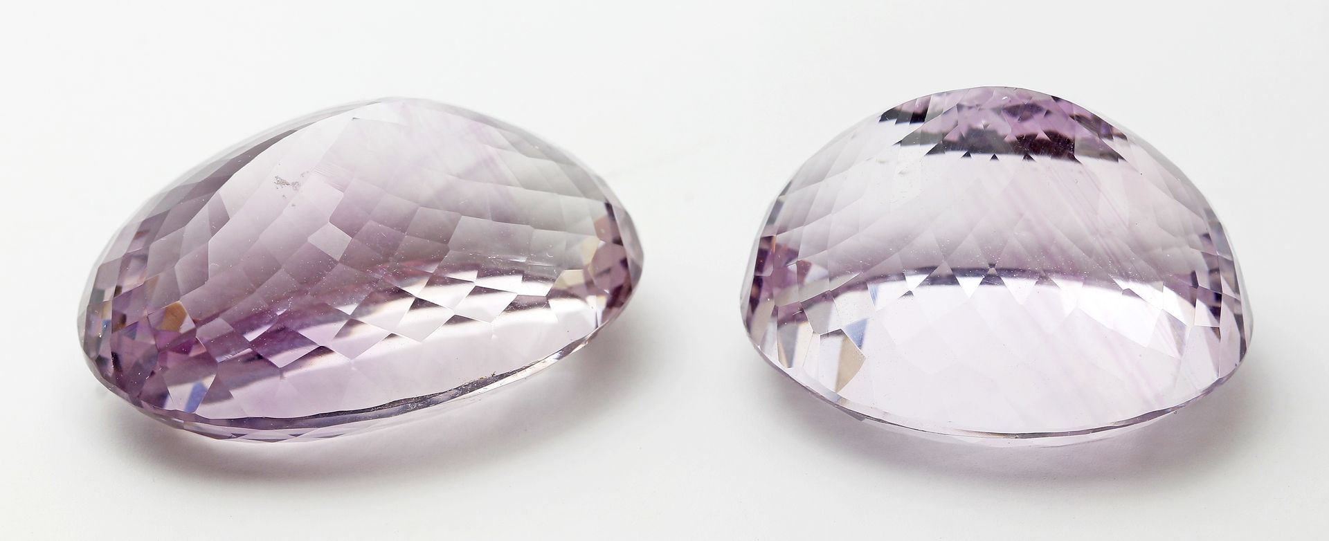 Zwei große Amethyste, zus. 211 ct.