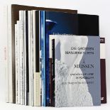 20 Kataloge über die bzw. von der Porzellanmanufaktur Meissen.