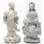 2 Skulpturen "Sitzende Guanyin" und "Stehender Gelehrter".