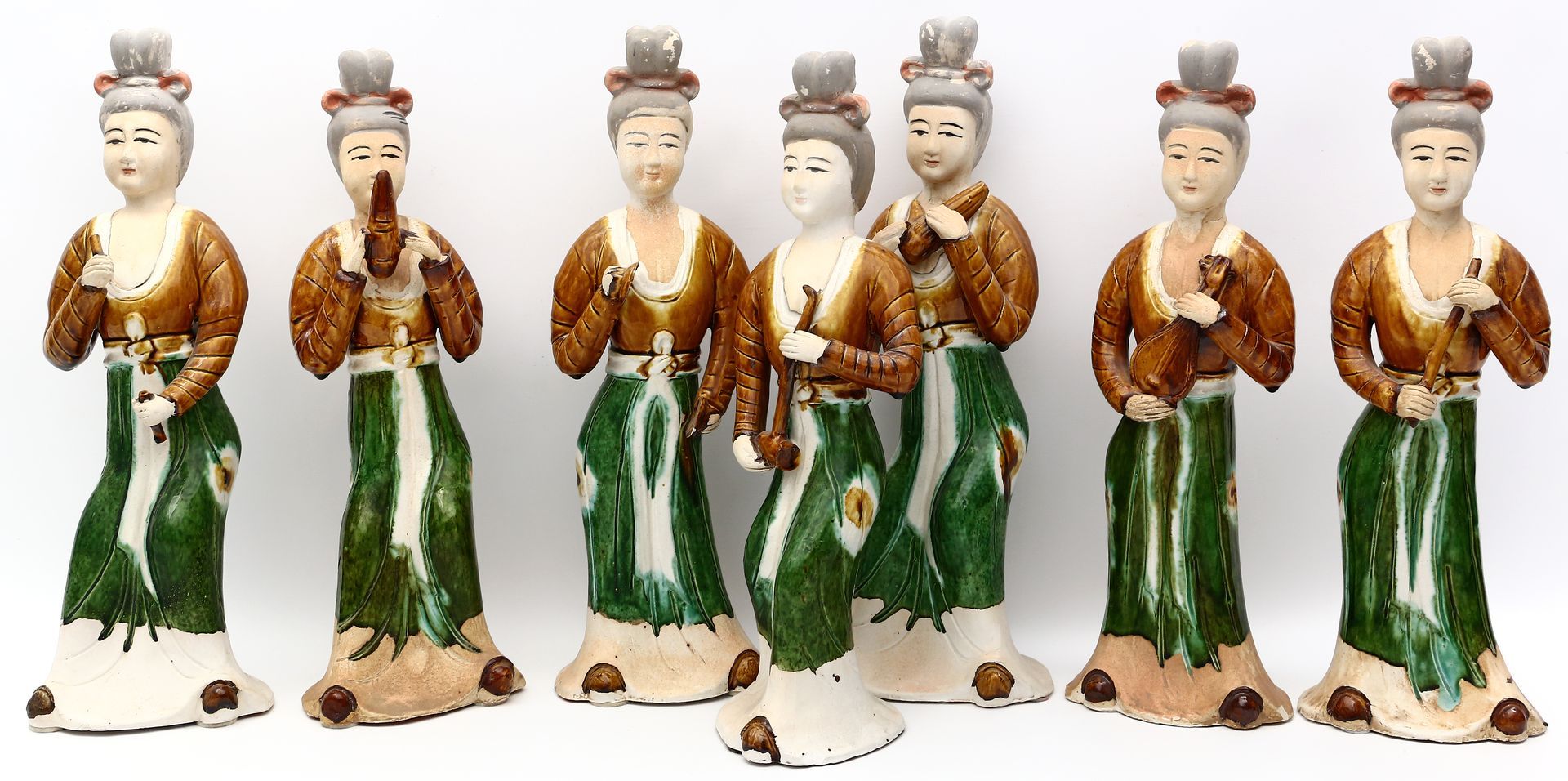 7 Skulpturen von Musikantinnen im Tang-Stil.