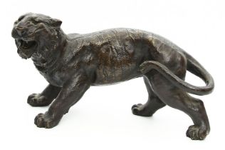 Skulptur eines Tigers.