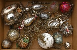 26 Teile alter Christbaumschmuck. 