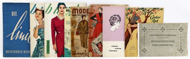 Konvolut Vintage-Modezeitschriften und Schnittmuster.