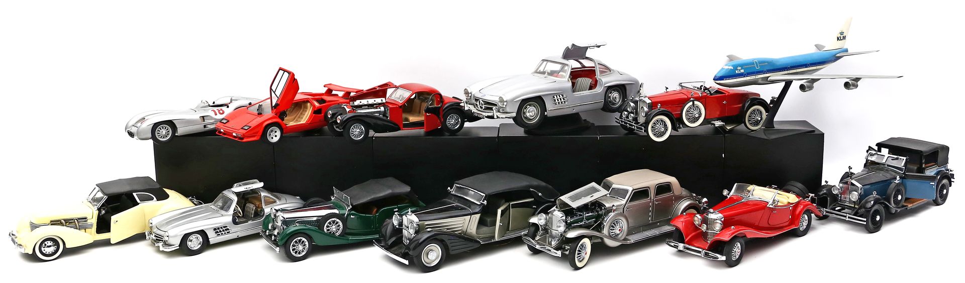 Sammlung von 22 verschiedenen Modellautos.