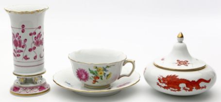 Dose, Vase und Teetasse mit Untertasse, Meissen.