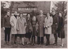 Familienfoto der Familie von Hohenzollern mit Autogrammen.