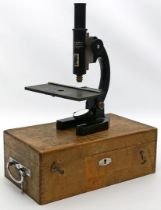 Mikroskop "Heinrich Drehmer", im Holzkasten.