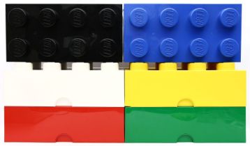 6 große Lego-Stapelkisten.