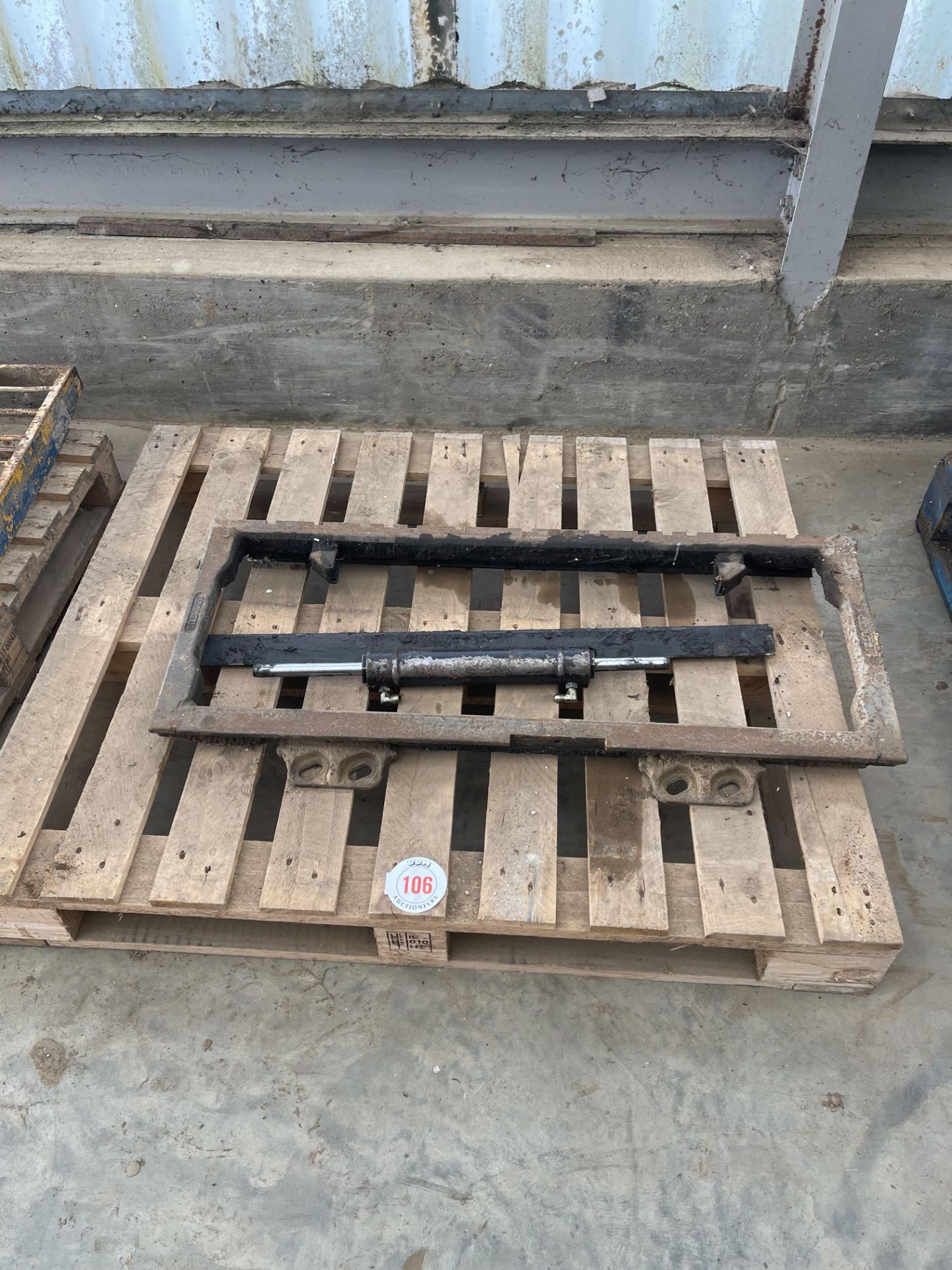 Pallet c/w forklift side Shift