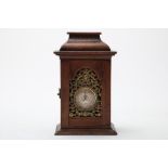 Horloge standaard met zakhorloge in kast