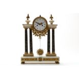 Gekleurd marmeren Louis XVI pendule