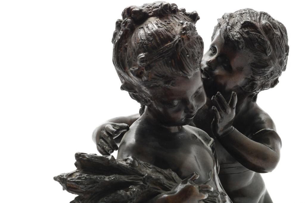 Bronzen sculptuur van jongen en meisje - Image 4 of 5