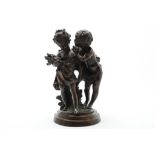 Bronzen sculptuur van jongen en meisje